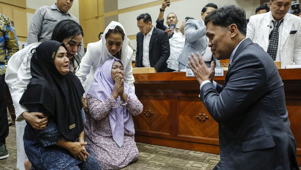 Ibu Terdakwa Kasus Pembunuhan Pacar di NTB Menangis Saat Lapor DPR