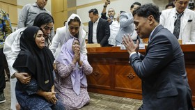 Ibu Terdakwa Kasus Pembunuhan Pacar di NTB Menangis Saat Lapor DPR