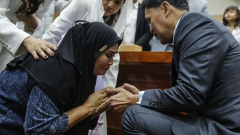 FOTO: Momen Ibu Bersimpuh di DPR Minta Fandi ABK Tak Dihukum Mati