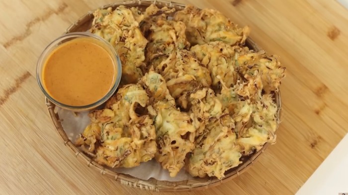 Resep Bakwan Sayur Krispi dan Sambal Kacang ala Chef Devina Hermawan untuk Buka Puasa