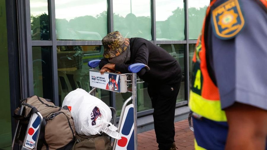 Seorang pria Afrika Selatan yang dibujuk untuk berperang dalam perang Rusia di Ukraina tiba kembali di Bandara Internasional King Shaka di Durban, Afrika Selatan, 25 Februari 2026. (REUTERS/Rogan Ward)