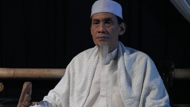 Sinopsis Walid tentang mantan pucuk pimpinan sekte Jihad Ummah melarikan diri dan bersembunyi di area pegunungan.