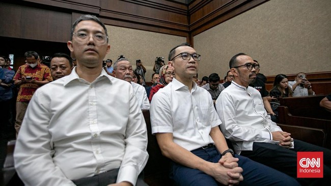 Kuasa terdakwa kasus korupsi minyak mentah, Riva Siahaan, Maya Kusmaya, dan Edward Corne menyurati PN Jakpus karena belum dapat salinan putusan.