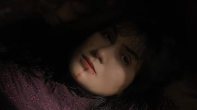 Luna Maya menceritakan dirinya hampir tenggelam dan terbawa arus saat syuting film Suzzanna: Santet Dosa di Atas Dosa.