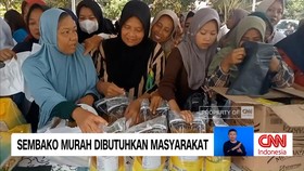 VIDEO: Emak-Emak Rela Berdesakan Demi Sembako Murah di Pasar Ramadan