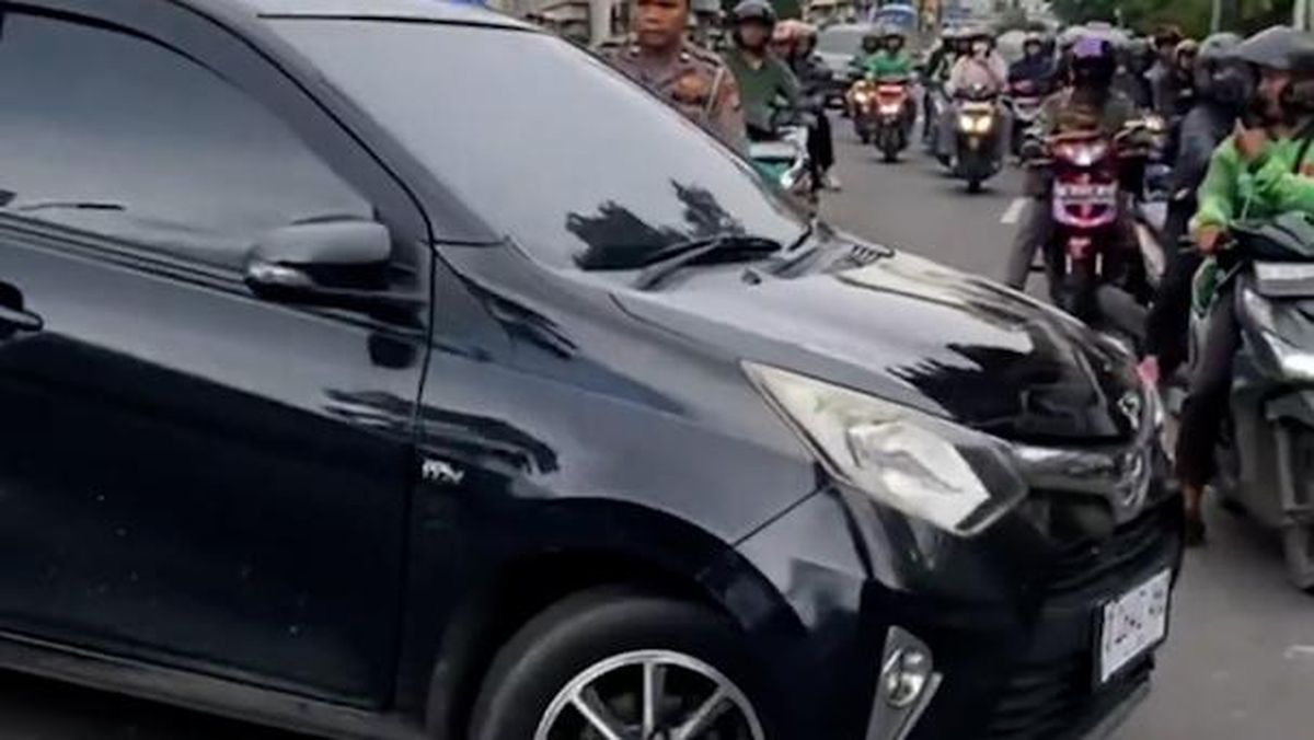 Aksi Mobil Lawan Arah Tabrak Kendaraan Di Jakpus, Satu Orang Terluka