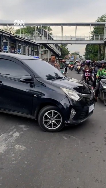 Detik-detik Mobil Lawan Arus dan Tabrak Sejumlah Kendaraan di Jakarta