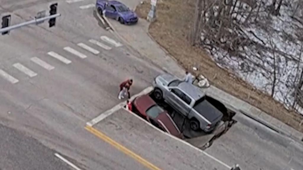 Detik-detik Sinkhole Muncul di Jalan Raya AS, 2 Mobil Terperosok