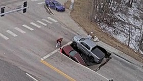 Detik-detik Sinkhole Muncul di Jalan Raya AS, 2 Mobil Terperosok