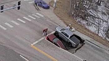 Detik-detik Sinkhole Muncul di Jalan Raya AS, 2 Mobil Terperosok