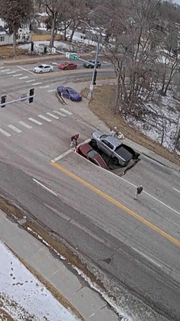 Detik-detik Sinkhole Muncul di Jalan Raya AS, 2 Mobil Terperosok
