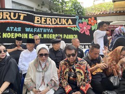 Tokoh Masyarakat hingga Warga Hadiri Pemakaman Alex Neordin di Kebun Bunga