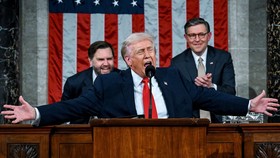 Trump Ditekan Kongres usai Khamenei Tewas dalam Serangan AS-Israel