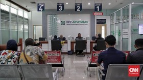 Petugas melayani warga peserta program BPJS Kesehatan di Kantor BPJS Kesehatan. (CNN Indonesia/Adhi Wicaksono)