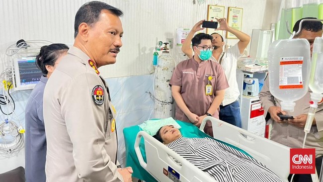 Mahasiswi UIN Suska, Faradila, dibacok rekannya sebelum sidang skripsi. Pelaku R ditangkap, motif dendam. Korban mengalami luka serius.