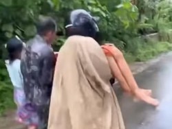 Jalan Putus 2 Hari, Pasien Asma di Sekotong Digendong ke Puskesmas