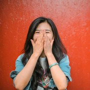 5 Ciri Kepribadian Orang yang Suka Tertawa pada Lelucon Sendiri