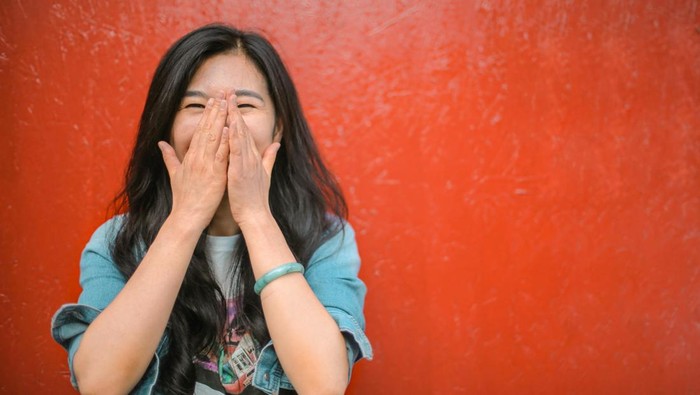 5 Ciri Kepribadian Orang yang Suka Tertawa pada Lelucon Sendiri