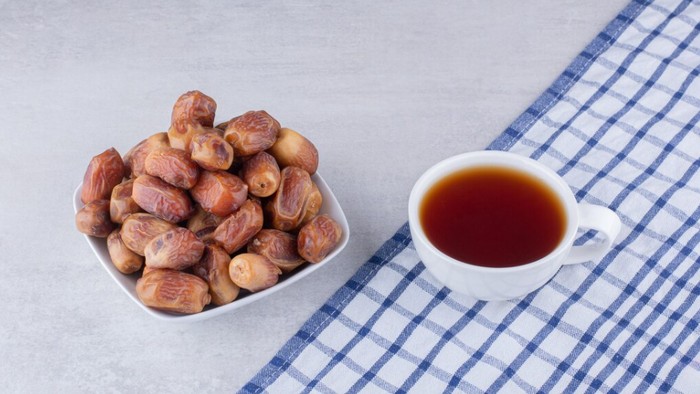 Tips jaga berat badan selama lebaran salah satunya adalah makan beberapa buah kurma sebelum berlebaran