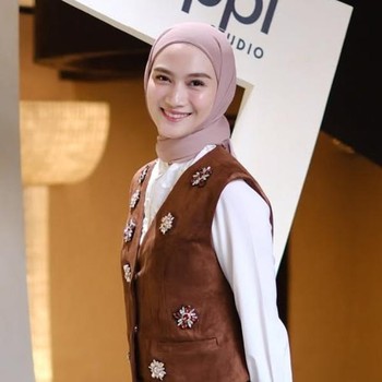 7 Ide Outfit Buat Kerja Sekaligus Bukber, Bikin Gayamu Makin Naik Level!