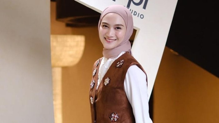 7 Ide Outfit Buat Kerja Sekaligus Bukber, Bikin Gayamu Makin Naik Level!