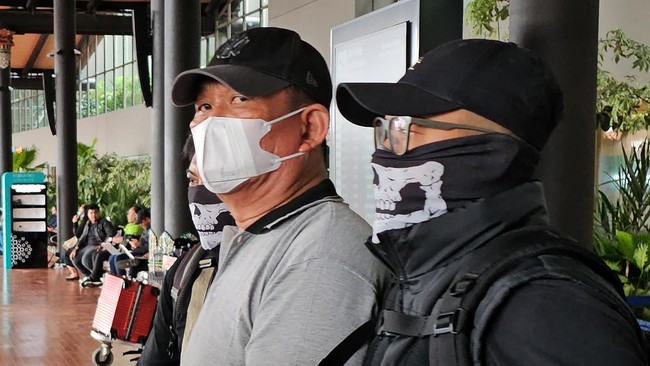 Penangkapan Koh Erwin dilakukan oleh tim gabungan Satgas NIC dan tim Subdit IV.