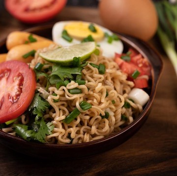 2 Trik Makan Mi Instan yang Sehat dan Enak untuk Sahur, Mau Coba?