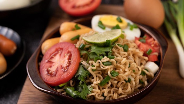 2 Trik Makan Mi Instan yang Sehat dan Enak untuk Sahur, Mau Coba?