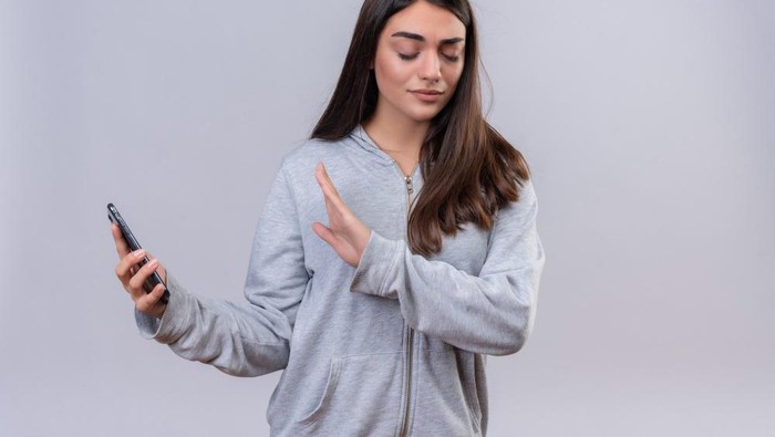 3 Ciri Kepribadian Orang yang Suka Aktifkan Mode Silent di HP Menurut Psikologi