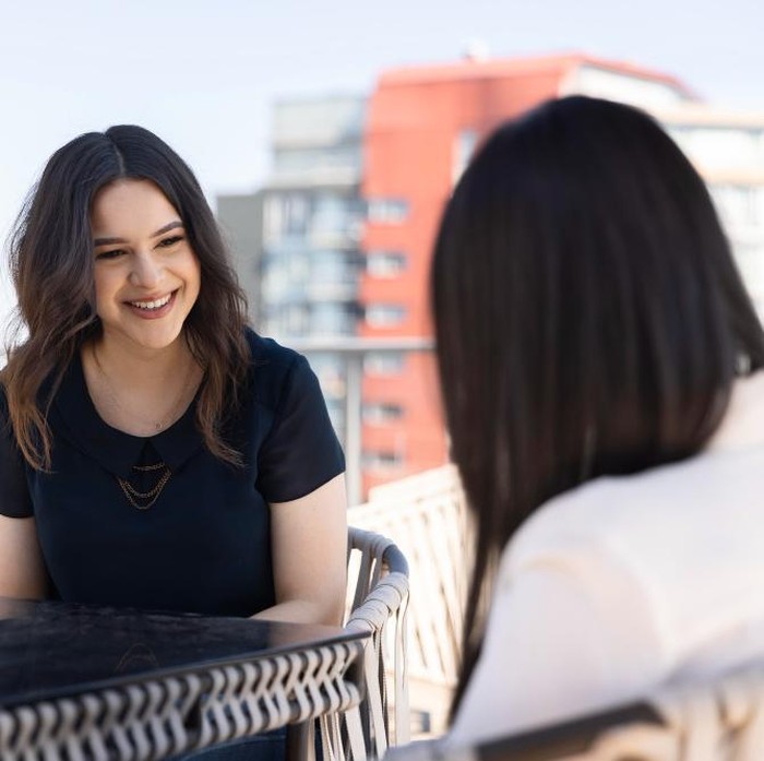 Menonaktifkan suara ponsel saat berada dalam percakapan, rapat, atau pertemuan sosial menunjukkan bahwa individu tersebut memiliki ciri kepribadian yang peka terhadap etiket sosial. Ia menyadari bahwa bunyi notifikasi dapat memecah konsentrasi, mengganggu alur pembicaraan, atau memberi kesan kurang fokus. Dengan mematikan suara ponsel, ia secara tidak langsung mengirimkan sinyal bahwa perhatian utamanya tertuju pada interaksi yang sedang berlangsung, bukan pada distraksi digital.