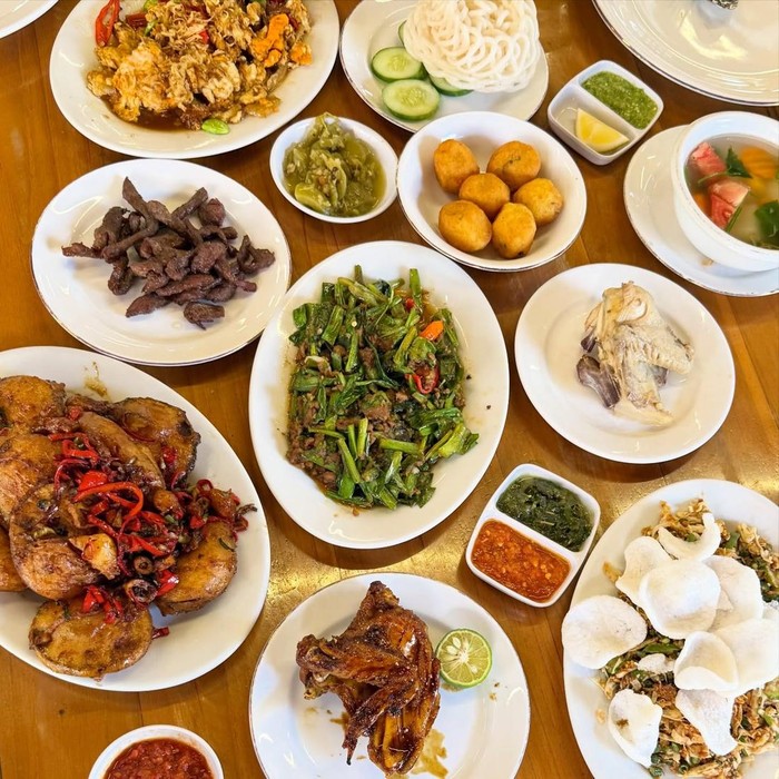 Dapoer Pandan Wangi-Dago merupakan restoran khas Sunda, Cocok untuk bukber bareng keluarga dan teman/Foto: instagram.com/3plates42