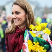 Detail Gaya Monokromatik Putri Kate saat Berkunjung ke Desa, Anggun dalam Outfit Serba Burgundy