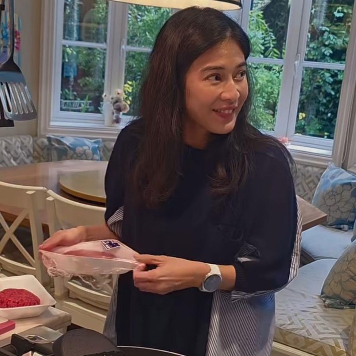 <p>Melalui unggahan di Instagram, Dian membagikan momen memasaknya seperti saat menumis bawang putih dan daging cincang. Meski tengah memasak, pemain film <em>Kartini</em> ini tetap terlihat cantik ya, Bunda. "Mau coba?" tulis Dian lewat unggahannya di Instagram. (Foto: Instagram @therealdisastr)</p>