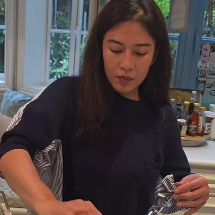 <p>Tak hanya momen saat memasak, dapur rumah Dian langsung menarik perhatian, Bunda. Sentuhan warna putih dan biru berpadu dengan cantik hingga membuat suasana dapurnya terasa nyaman. Beberapa pajangan yang dipasang di jendela menambah sentuhan elegan. (Foto: Instagram @therealdisastr)</p>