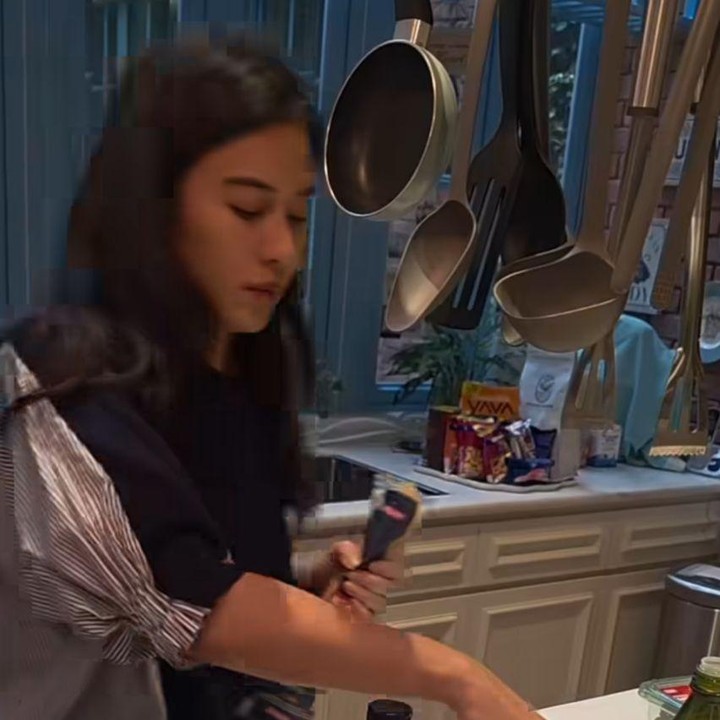 <p>Dapur Dian adalah definisi <em>kitchen goals</em> nih, Bunda. Dengan konsep <em>American Style</em>, peralatannya terlihat sangat lengkap, tertata rapi, dan tampak begitu <em>aesthetic</em>. (Foto: Instagram @therealdisastr)</p>
