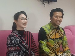 13 Tahun Berumah Tangga, Ini Cara Arumi Bachsin dan Emil Dardak Biar Gak Bosan