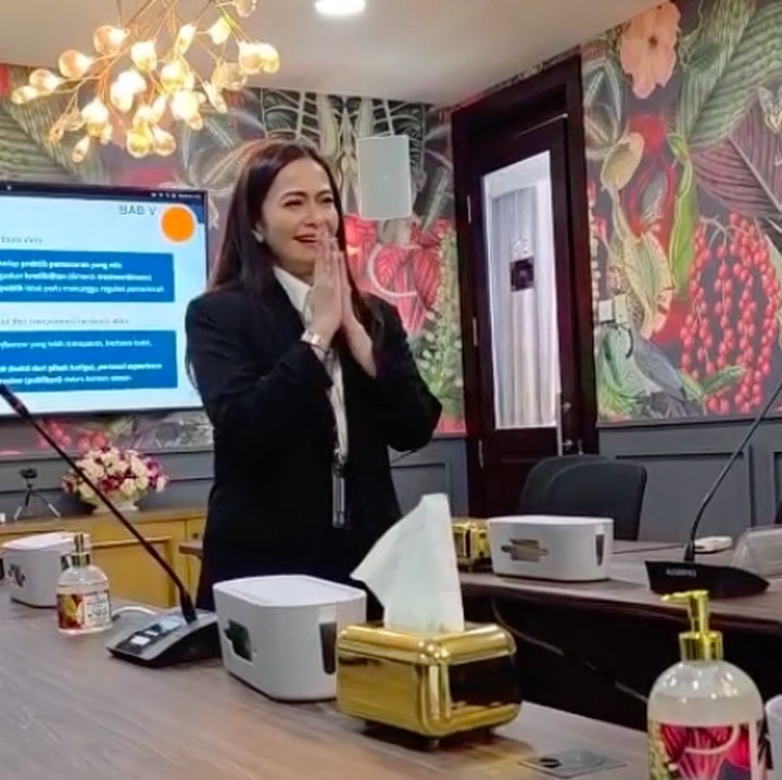 <p>Melalui unggahan di Instagram, Ersa membagikan momen saat dinyatakan lulus setelah menjalani sidang tesis. Dalam satu video, Ersa memperlihatkan rona bahagia sekaligus haru saat dinyatakan lulus oleh penguji. "<em>Alhamdulillah</em>, M.I.Kom," tulisnya di caption unggahan. (Foto: Instagram @ersamayori)</p>