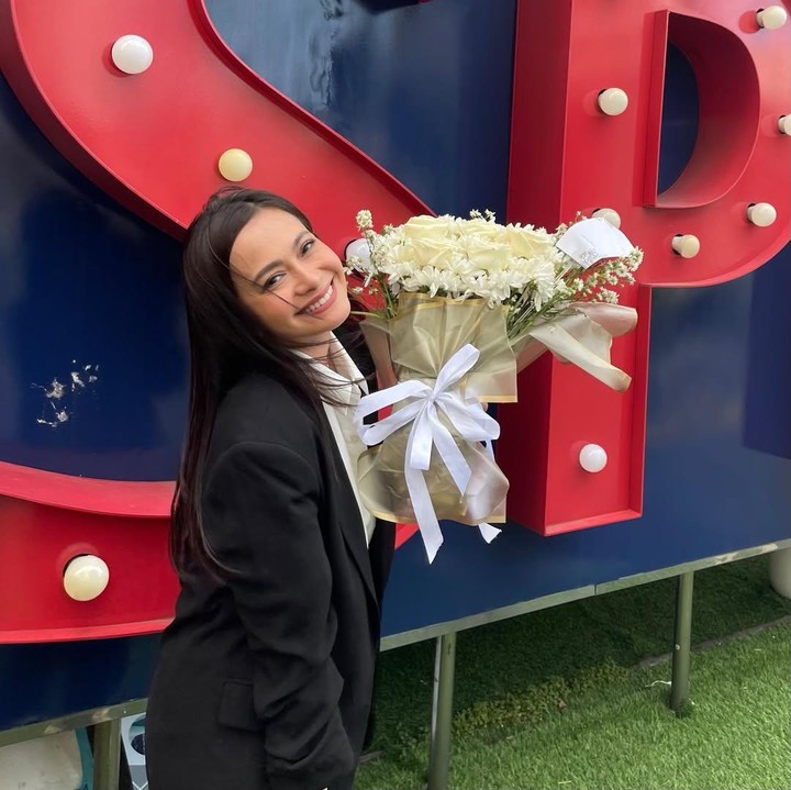 <p>Kabar kelulusan ini tak hanya membuat Ersa bangga dengan pencapaian yang diraihnya. Para sahabat juga ikut bangga dan mengucapkan selamat di kolom komentar unggahan, Bunda. "Bangga pol sama Ipon. Selamat yaaah," ujar presenter Novita Angie. "Kerennnn, selamat uniii," ungkap Melanie Putria. "<em>Wihiii congrats cha!! So proud</em>!! Keren emang lo," ujar artis Andhara Early. (Foto: Instagram @ersamayori)</p>