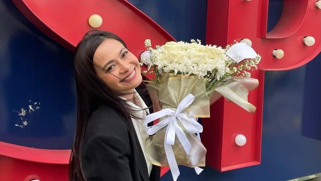 Penuh Perjuangan, 7 Potret Ersa Mayori Nangis Bahagia Lulus S2 di Usia 46 Tahun