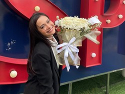 Penuh Perjuangan, 7 Potret Ersa Mayori Nangis Bahagia Lulus S2 di Usia 46 Tahun