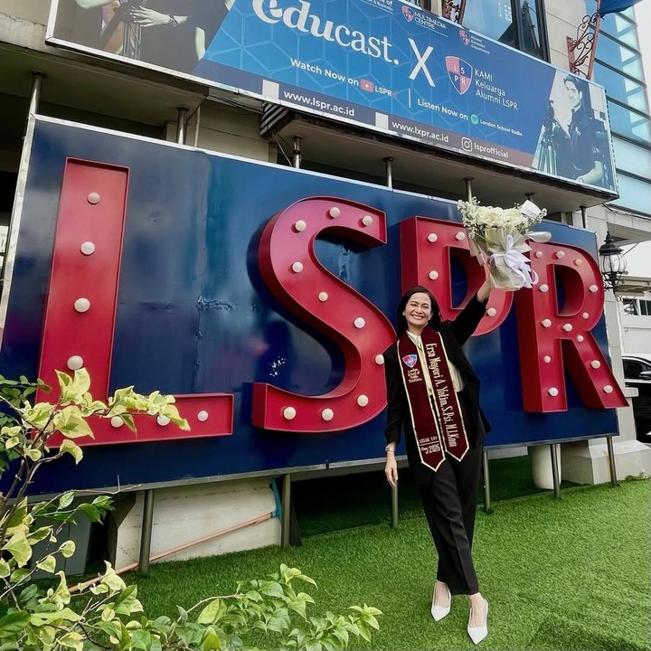 <p>Setelah menjalani perkuliahan dan dinyatakan lulus, Ersa akhirnya mengetahi bahwa tidak ada kata terlambat untuk belajar. Ersa berhasil membuktikan dirinya mampu lulus S2 di usia 46 tahun. "Perjalanannya memang tidak mudah, tapi ternyata ngga pernah ada kata terlambat untuk belajar. <em>Finally, I did it</em>!" katanya. (Foto: Instagram @ersamayori)</p>