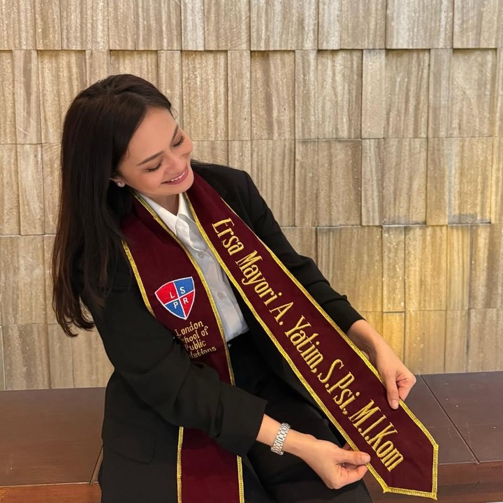 <p>Ersa mengungkap perjuangannya yang tak mudah untuk mengambil keputusan melanjutkan pendidikan. Perempuan 46 tahun ini mengaku sempat ragu untuk kuliah lagi karena sudah lama lulus S1. "Masih inget banget gimana ragu-ragunya aku waktu memutuskan kuliah lagi. Umur udah ngga muda, terakhir kuliah lebih dari 20 thn lalu. Kira-kira bisa ngga ya?<em> But here I am today</em>," ungkapnya. (Foto: Instagram @ersamayori)</p>