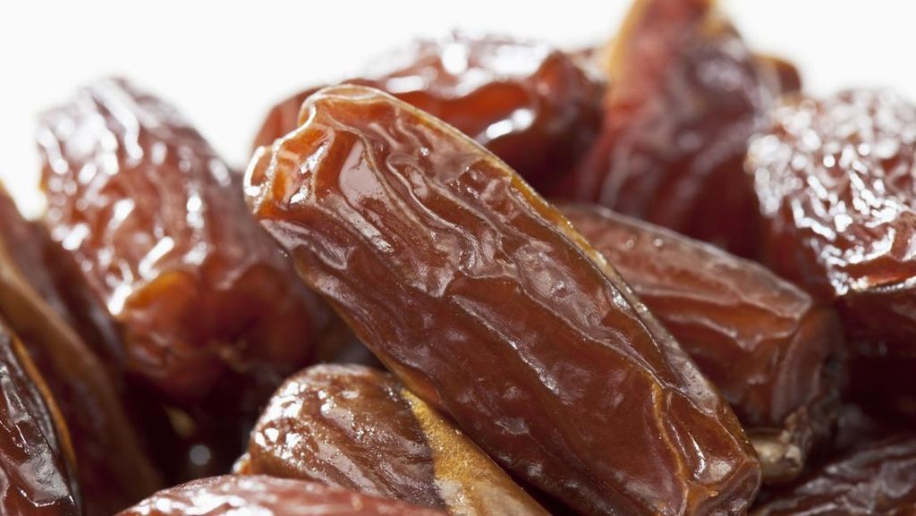 Perlukah Kurma Dicuci Sebelum Dimakan? Ini Penjelasannya