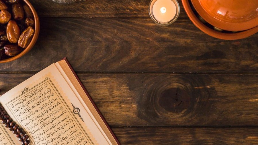 Ilustrasi sahur&comma; baca al quran&comma; doa&comma; ramadan