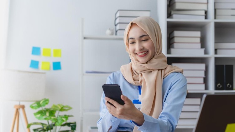 Muslim businesswoman using mobile phone in the office&period;