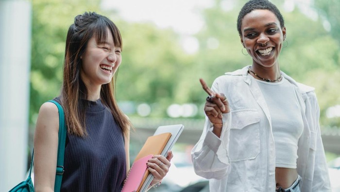 Punya ketahanan emosional. Tawa menjadi alat untuk meregulasi emosi.