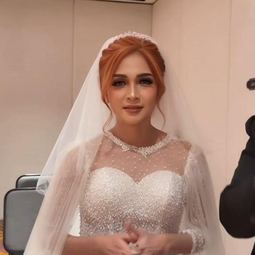 Dinikahi Virgoun, 7 Potret Lindi Fitriyana Jadi Pengantin 'Nyentrik' Pakai Rambut Oren