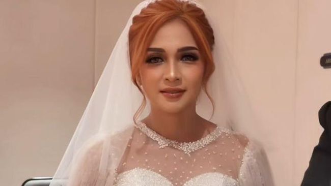 Dinikahi Virgoun, 7 Potret Lindi Fitriyana Jadi Pengantin Nyentrik Pakai Rambut Oren