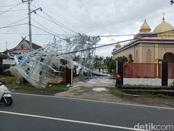 Angin Puting Beliung Terbangkan Atap Toko Roti di Maros Timpa Rumah-Masjid