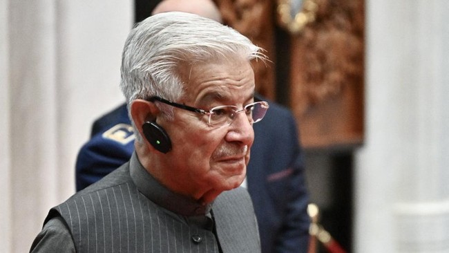 Menteri Pertahanan Pakistan Khawaja Asif mendeklarasikan perang dengan pemerintah Taliban Afghanistan, Jumat (27/2).